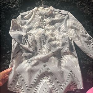 TRINA TURK SMALL BLACK AND WHITE BLOUSE